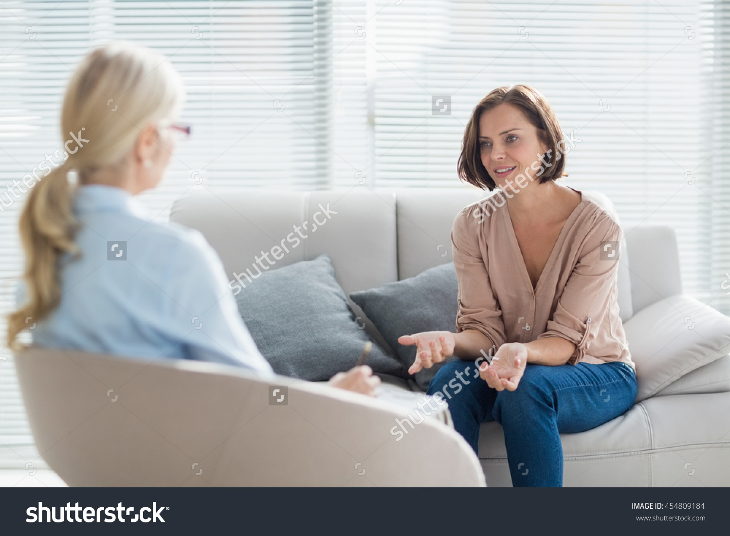 Rådgivare sittande på soffa.